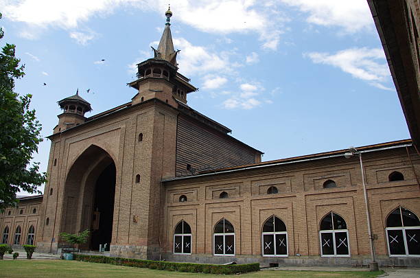 istock Mosque in Srinagar in Kashmir, India 588578774