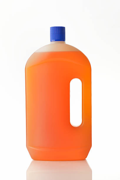 bottiglia per la pulizia della casa con cappuccio blu su sfondo bianco - chemical bottle cap chores foto e immagini stock