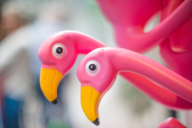 plastique rose flamants roses - plastic flamingo photos et images de collection