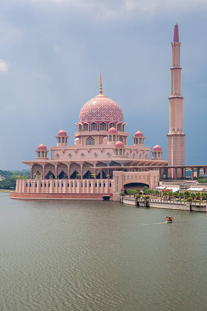 istock Putra Mosque, Putrajaya, Malaysia 588588184
