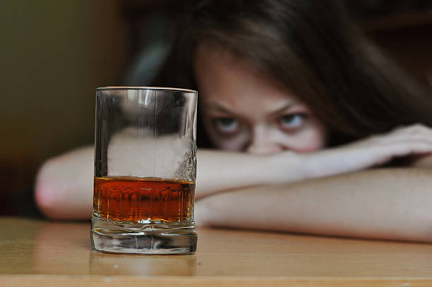 alkohol nałogowiec  - narcotic teenager alcohol alcoholism zdjęcia i obrazy z banku zdjęć