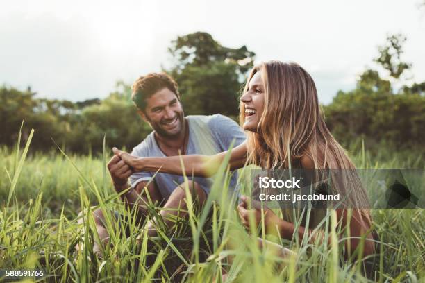 Photo libre de droit de Jeune Couple Aimant Samuser À Lextérieur banque d'images et plus d'images libres de droit de Nature - Nature, Bonheur, Prise de vue en extérieur