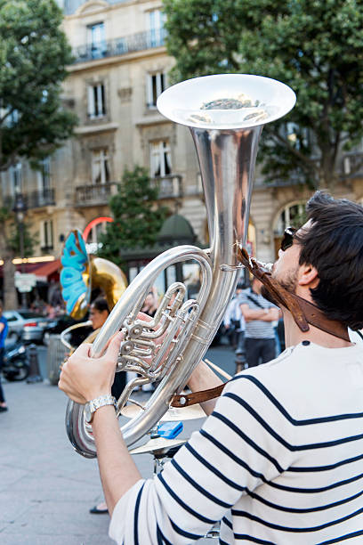 a banda de metais nuas que está com chifre em paris - brass band french horn brass instrument music - fotografias e filmes do acervo