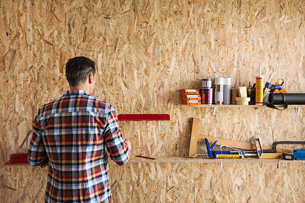 homem no workshop - shelf drill drilling installing - fotografias e filmes do acervo