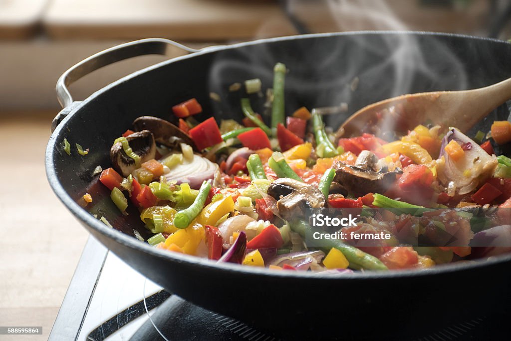 cocinar al vapor verduras mezcladas en el wok, cocina de estilo asiático - Foto de stock de Cocinar libre de derechos
