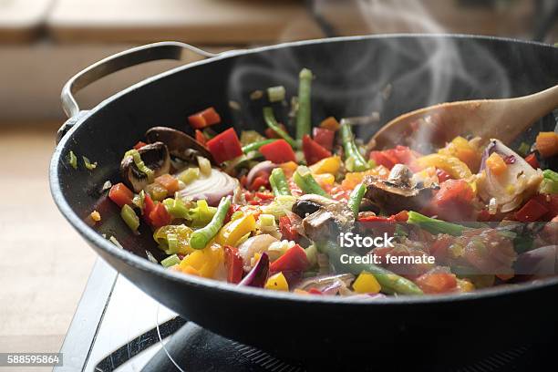 Cocinar Al Vapor Verduras Mezcladas En El Wok Cocina De Estilo Asiático Foto de stock y más banco de imágenes de Cocinar