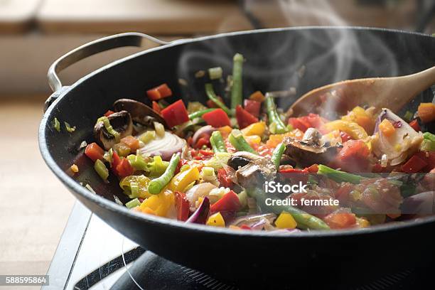 Verdure Miste Fumanti Nel Wok Cucina In Stile Asiatico - Fotografie stock e altre immagini di Verdura - Cibo