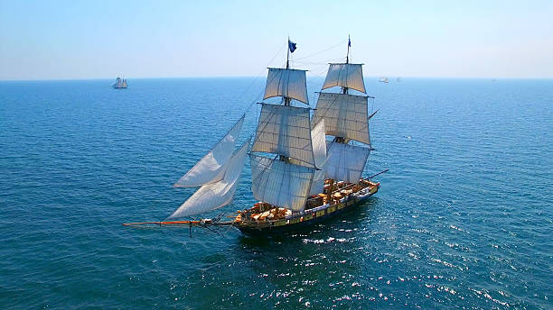 wysokie żaglowce w podróż eksploracji i przygody. - brigantine old sailing ship passenger ship zdjęcia i obrazy z banku zdjęć
