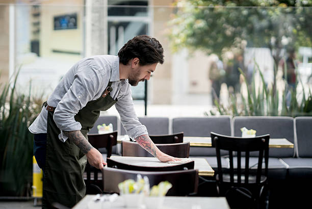 식당에서 웨이터 청소 테이블 - restaurant waiter table wait staff 뉴스 사진 이미지