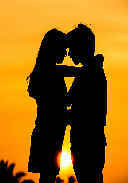 istock Sillhouette couple love 588599774