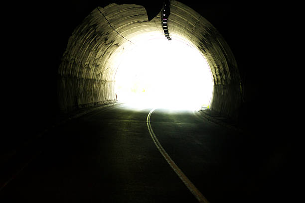 дорога с туннелем и солнечным светом - copy space road sign sky above стоковые фото и изображения