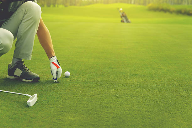 グリーン上のゴルフボールの位置をマーク - putting green practicing putting flag ストックフォトと画像