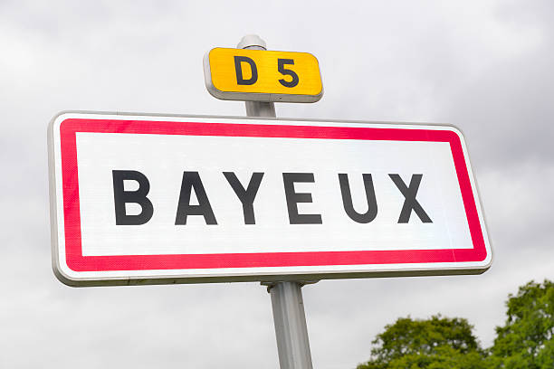 znak drogowy bayeux, normandia, francja - tkanina z bayeux obrazy zdjęcia i obrazy z banku zdjęć