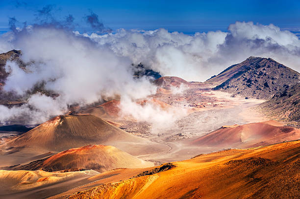 volcán haleakala en la isla de maui en hawái - haleakala national park fotos fotografías e imágenes de stock