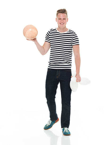 sorridente uomo con palla da bowling - bowling ten pin bowling male sportsman foto e immagini stock