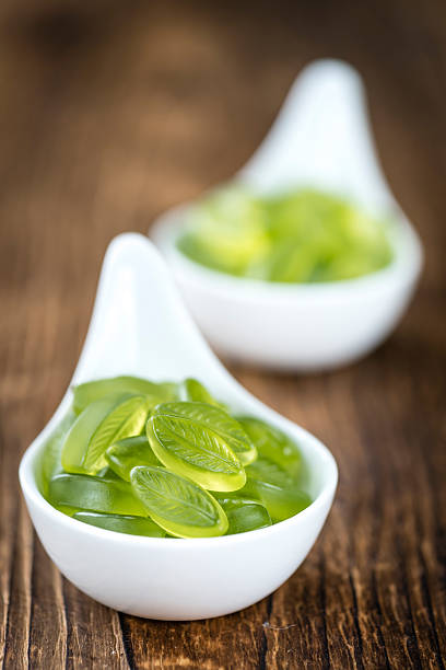 portion de bonbons gommeux (avec goût de citron vert) - lime green multi colored sweet food gelatin photos et images de collection