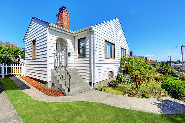linda pequeña casa americana con pintura exterior blanca - pequeño fotografías e imágenes de stock