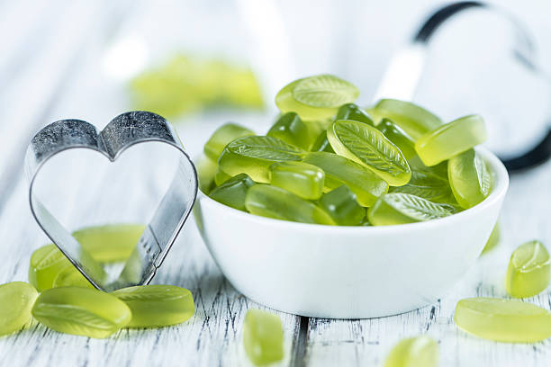 bonbons gommeux avec goût de citron vert (mise au point sélective) - lime green multi colored sweet food gelatin photos et images de collection