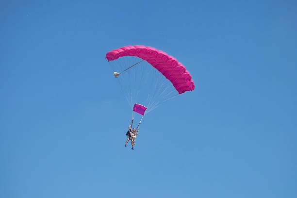 parachutist  with passenger in the air - twin falls imagens e fotografias de stock