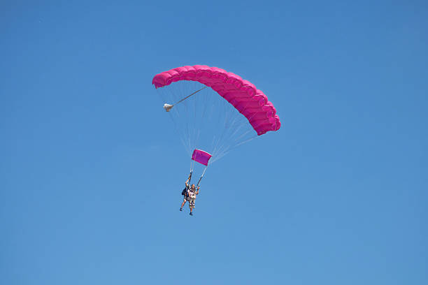 парашютист с пассажиром в воздухе - twin falls стоковые фото и изображения
