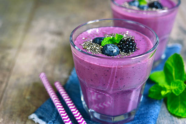 smoothie de baies de forêt d’alimentation saine avec des graines de. - chia seed healthy eating food photos et images de collection