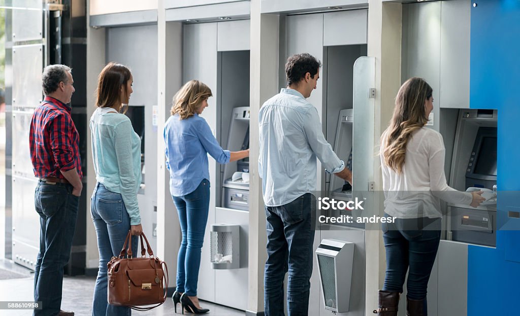 Pessoas em uma fila em um caixa eletrônico - Foto de stock de Banco - Edifício financeiro royalty-free