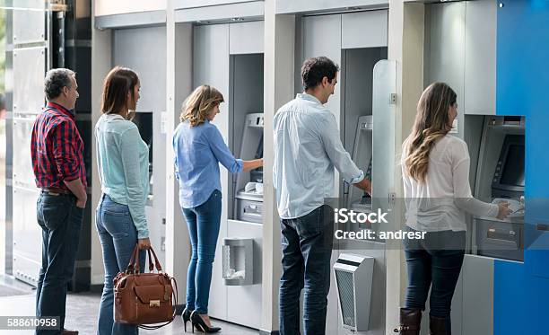 Foto de Pessoas Em Uma Fila Em Um Caixa Eletrônico e mais fotos de stock de Banco - Edifício financeiro - Banco - Edifício financeiro, Transações Bancárias, Caixa automático