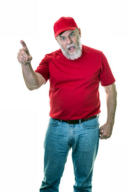 wütend zeigen alten mann redneck trägt roten hut und t-shirt - baseball cap old red caucasian stock-fotos und bilder