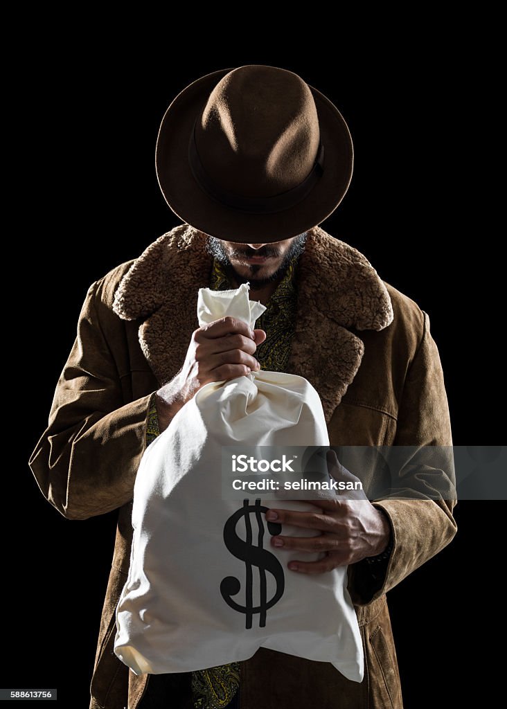 Retrato do homem com chapéu fedora segurando saco de dinheiro - Foto de stock de Ladrão de Banco royalty-free