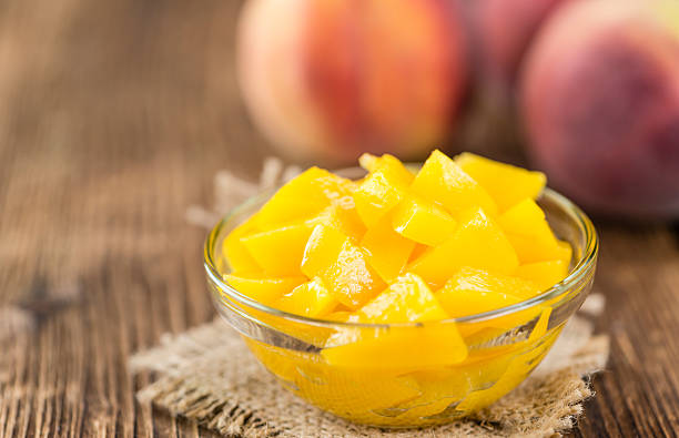 einige pfirsiche in dosen - can fruit peaches healthy eating stock-fotos und bilder