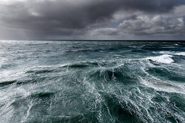 tempesta invernale che colpisce le acque costiere - rough waters foto e immagini stock