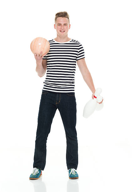 улыбающийся мужчина, держащий шар для боулинга и булавку - bowling isolated sportsman vertical стоковые фото и изображения
