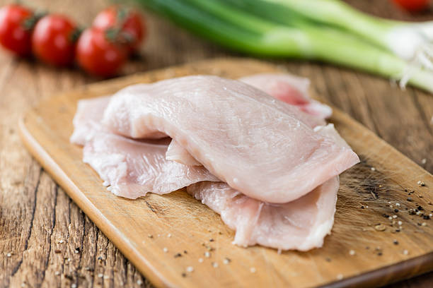 wooden table with chicken cutlet - cutlet imagens e fotografias de stock