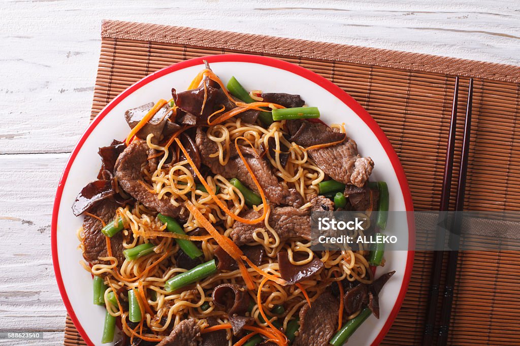 Lo mein with beef, muer and vegetables closeup Lo mein with beef, muer and vegetables close-up on a plate. horizontal view from above Above Stock Photo