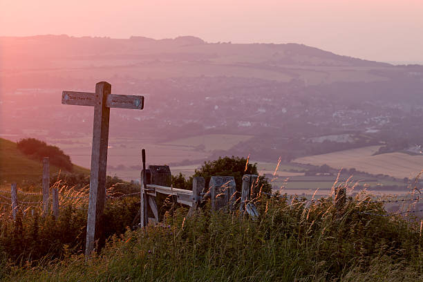 south downs way puesta de sol - south downs fotografías e imágenes de stock