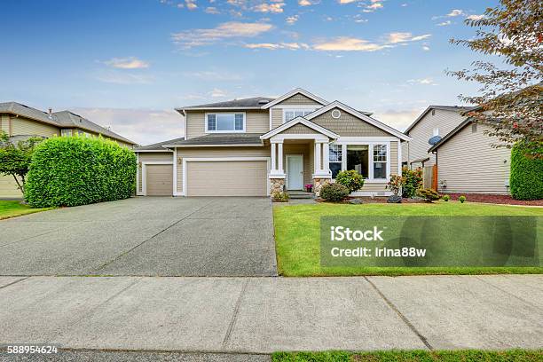 Photo libre de droit de Maison Beige Soignée Avec Deux Espaces De Garage banque d'images et plus d'images libres de droit de Maison - Maison, Prise de vue en extérieur, Bâtiment vu de l'extérieur