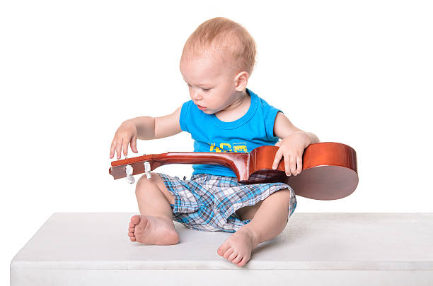 Lindo niño con guitarra aislada sobre fondo blanco - foto de stock