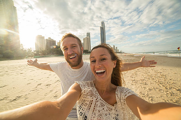 행복한 부부는 해변에서 셀카 초상화를 가지고 - australia photographing camera beach 뉴스 사진 이미지