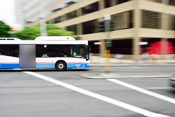 bus dans la circulation urbaine, flou de mouvement, ajouter votre annonce - street defocused car road photos et images de collection