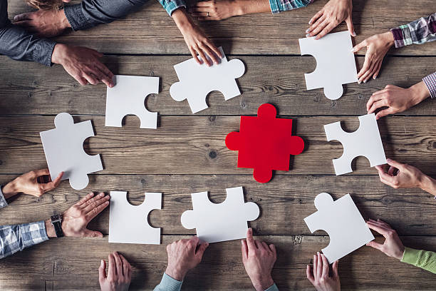 conceito de trabalho em equipe - partnership cooperation teamwork puzzle - fotografias e filmes do acervo