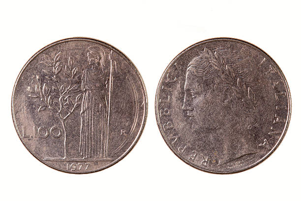 istock Cento Lire - Italian Old Currency 588962324