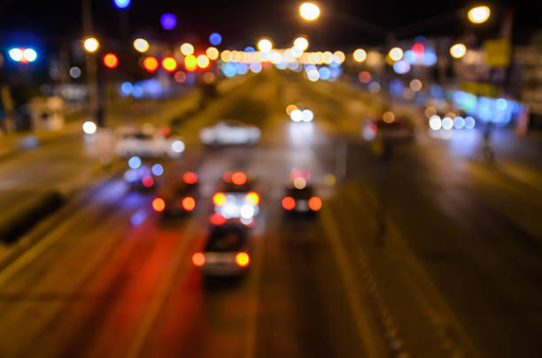 vue de nuit à la ville moderne traversant la rue flou abstrait - traffic blurred motion multiple lane highway night photos et images de collection