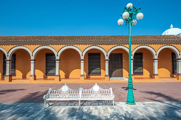 メキシコ植民地時代の町トラコタルパンの通り、ユネスコのサイト - veracruz ストックフォトと画像