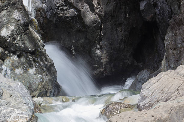 водопад на горной реке. - waterfall river stream mountain стоковые фото и изображения