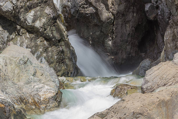 водопад на горной реке. - waterfall river stream mountain стоковые фото и изображения