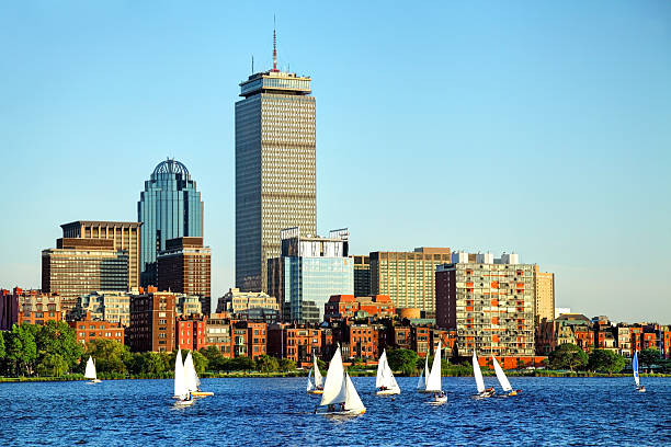 letnie żeglarstwo w bostonie nad rzeką charles - boston skyline back bay massachusetts zdjęcia i obrazy z banku zdjęć