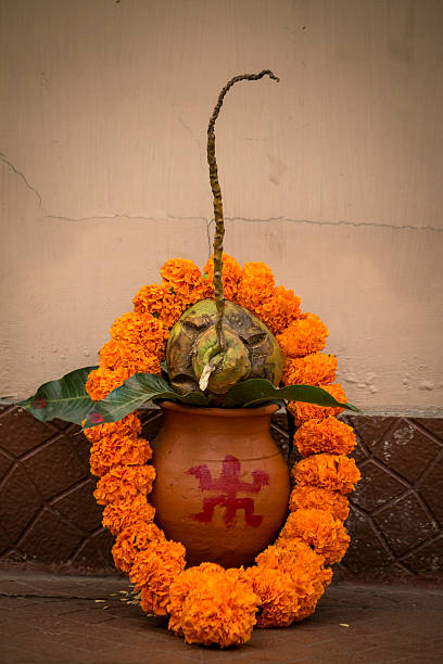 symbol pomyślności w hinduizmie. - swastyka hinduska zdjęcia i obrazy z banku zdjęć