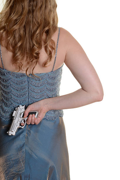zbliżenie kobieta z pistoletem za plecami - 1940s style women 1950s style retro revival zdjęcia i obrazy z banku zdjęć