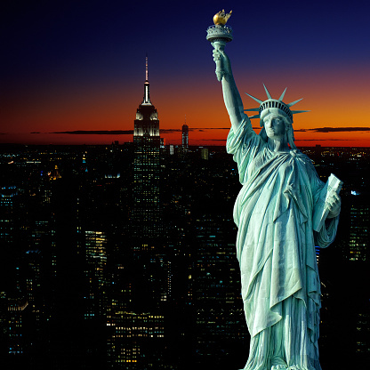 Vista aérea de Manhattan al atardecer y estatua de la libertad. photo