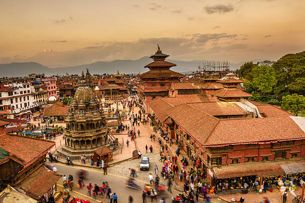 puesta de sol sobre la plaza de durbar de patán en katmandú, nepal - nepalese culture nepal kathmandu bagmati fotografías e imágenes de stock